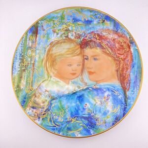 The Edna Hibel Mother's Day Plate 8.5” 18k Gold 1991 ‘Michele and Anna’ 2430C